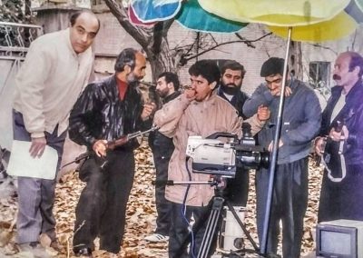 صحنه ای از سریال بر سر دو راهی در حال فیلمبرداری کار که مجید بهشتی و حمید احمدی در حال فیلمبرداری سریال اند