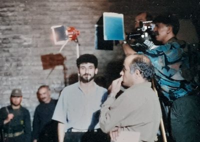 در حال فیلمبرداری سریال باغ گیلاس در زندان قصر مجید بهشتی کارگردان و مجتبی رحیمی فیلمبردار در حال آماده کردن صحنه فیلمبرداری